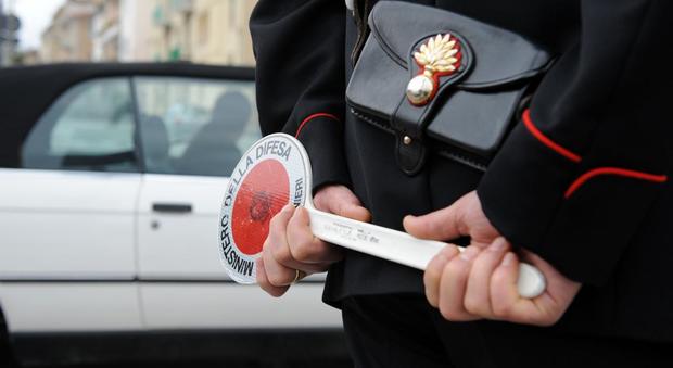 Pesaro, impenna davanti ai carabinieri poi li minaccia: patente ritirata e denuncia
