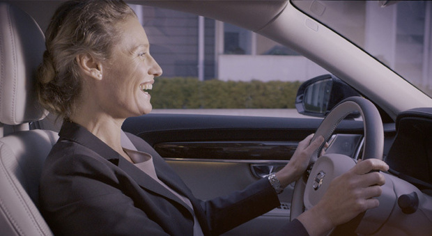 Una conference call stando al volante è ora possibile nelle Volvo Serie 90 con Skype for Business