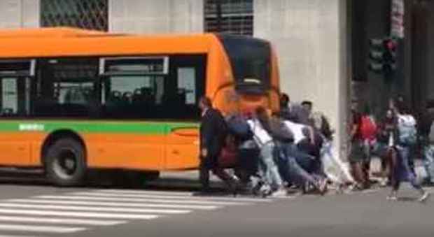 Bergamo, bus guasto: i passeggeri scendono e si mettono a spingere