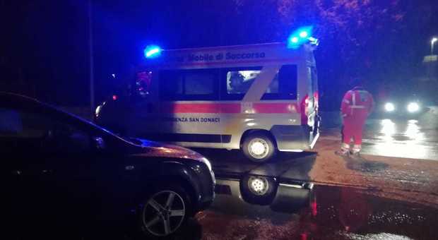 Scontro tra auto e ambulanza: tre feriti all'incrocio