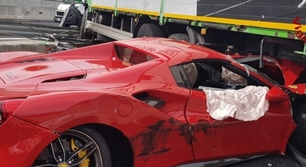 Perde il controllo della Ferrari, esce di strada: morto sul colpo