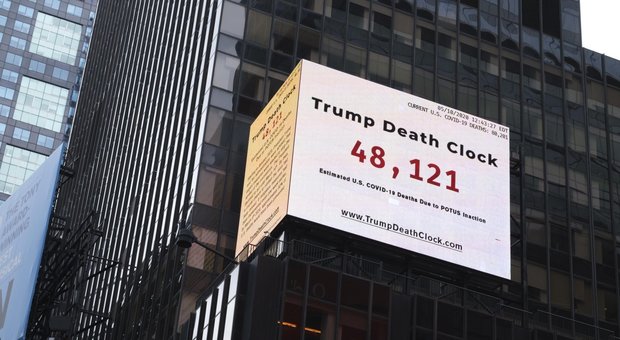 New York, spunta l'orologio della morte di Trump: segna le vittime da coronavirus che si sarebbero potute evitare