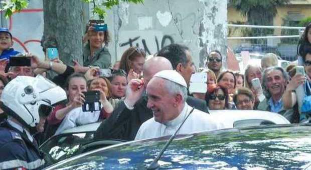 Papa Francesco a Ostia, bagno di folla e visita al Luna Park