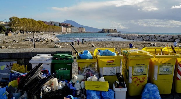 Napoli, a 7 anni in piazza Municipio per chiedere di usare meno plastica