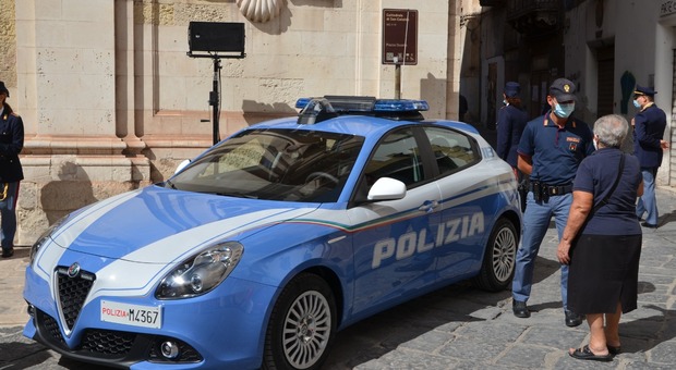 La Polizia dinanzi al Duomo di Taranto