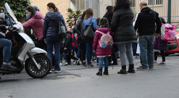 Napoli, scuole aperte: «Ci sono rischi ma i bambini devono tornare in classe»
