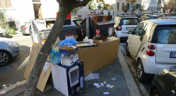 «Un Natale con i rifiuti», a Roma emergenza senza sosta: gli impianti al collasso
