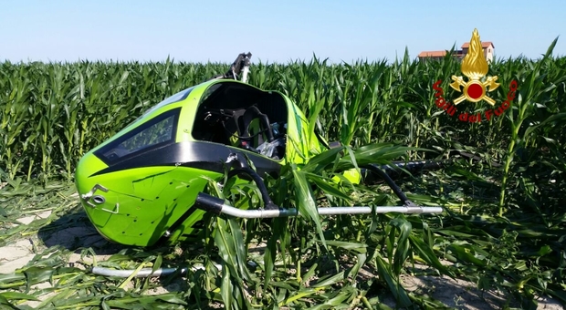 Elicottero ultraleggero precipita tra i campi di grano: ferito pilota di 56 anni