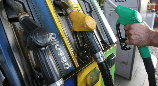 Non espongono i prezzi dei carburanti: quattro benzinai multati dalla Finanza