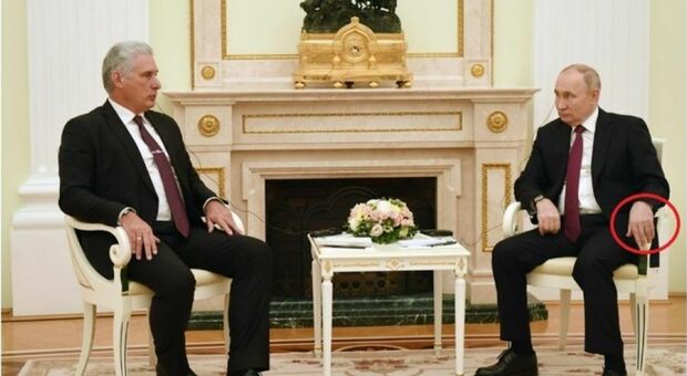 Come sta davvero Putin? «Mano viola mentre stringe la sedia». Ancora dubbi sulla sua salute