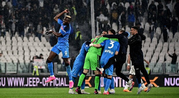 L'esultanza dei giocatori del Napoli dopo la vittoria a Torino con la Juventus
