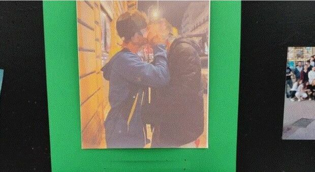 Modena, bacio gay "censurato" dalla preside di un istituto alla mostra fotografica: rivolta di studenti e prof