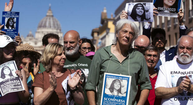 Emanuela Orlandi, Papa Francesco stupisce: «Vicino alla famiglia, soprattutto alla mamma». Il sit-in a San Pietro
