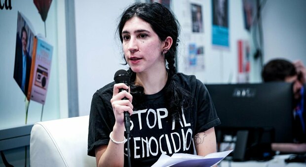 Elena Cecchettin: «Ribelliamoci alla violenza patriarcale». Ma viene contestata in pubblico. «Giù le mani dai bambini»