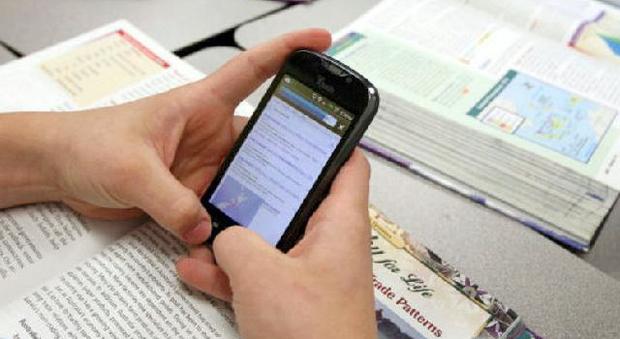 La scuola vieta i cellulari ai ragazzi delle medie: lettera alle famiglie
