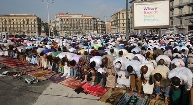 Napoli, migliaia alla preghiera Islam in piazza Garibaldi: «Ma noi non ci sentiamo al sicuro»