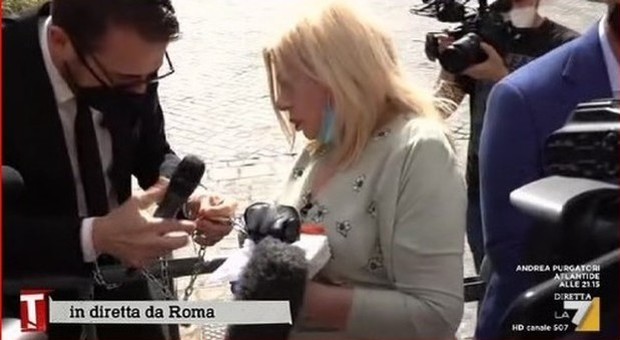 Sandra Milo si incatena davanti a Palazzo Chigi e viene ricevuta da Conte: «Difenda il mondo dello spettacolo» Video
