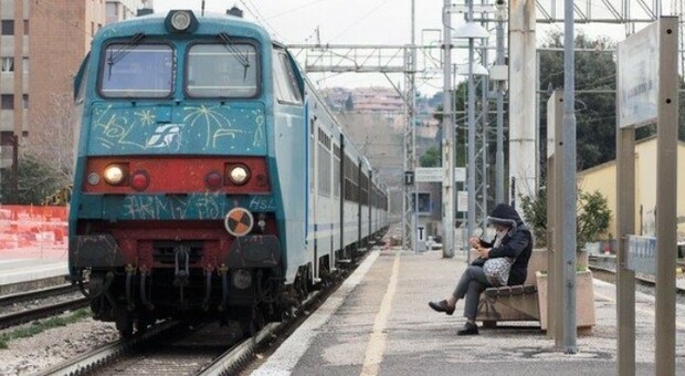 Foligno, sul treno senza mascherina: «Devo bere». Poi minaccia il capotreno, 30enne italiana multata