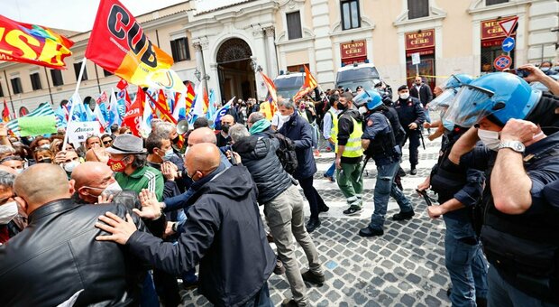 Alitalia, lavoratori protestano in piazza Venezia a Roma: attimi di tensione e spintoni