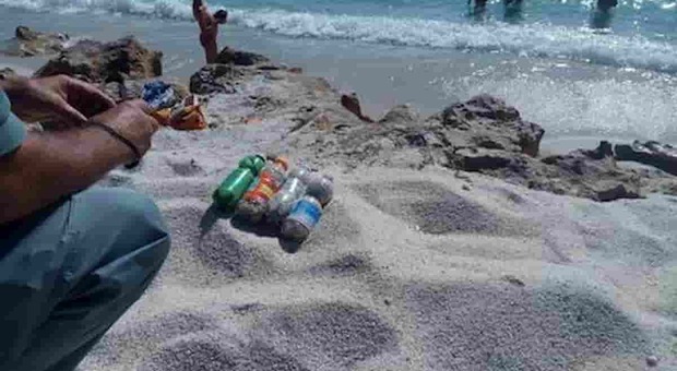 Sabbia rubata dalla spiaggia e nascosta nello spray abbronzante: sorpresi al porto