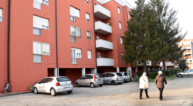 Condominio Erap a Fano, coppia di ottantenni rimasta al freddo 2 mesi s'appella al sindaco: «Non faccia staccare di nuovo il gas». Nella foto il condominio di via Marche