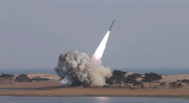 Nord Corea lancia un altro missile, ma il test fallisce: Usa vagliano ipotesi azione militare