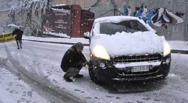 Maltempo, l'Italia nella morsa del gelo: nevicate fino in Toscana, acquazzoni nel Lazio