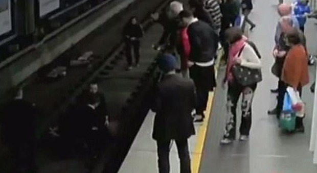 Australia, uomo sviene e precipita sui binari del metrò: in sei si lanciano per aiutarlo