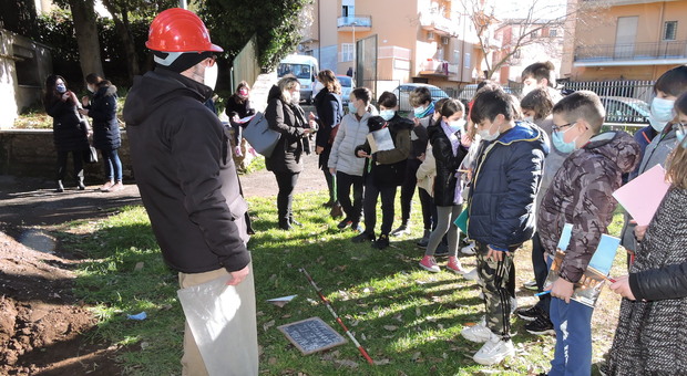 Gli studenti della "De Maicis" di Genzano guardano la tomba romana scoperta nel giardino della scuola