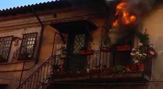 Rocca di Papa, incendio nel centro storico: tre famiglie evacuate