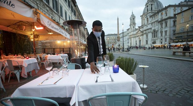 Roma, bar e ristoranti sfidano i divieti: servizio ai tavoli anche a cena