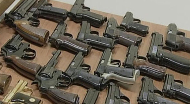 La polizia sequestra 260 armi: non erano in regola con la legge