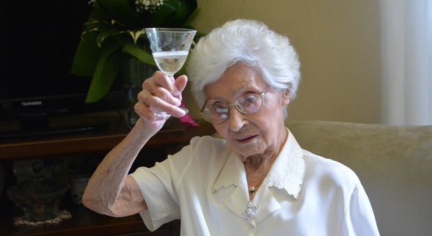 Nonna Mercede festeggia i suoi 100 anni con prosecco