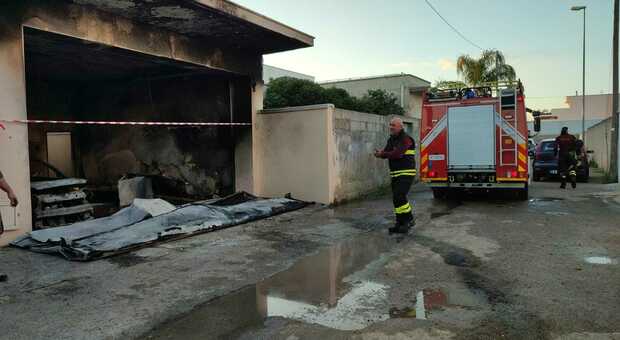 Incendio nel garage: completamente distrutti i quattro mezzi di una famiglia