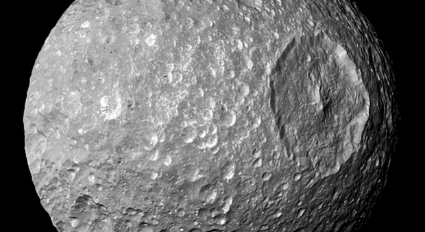 Spazio, oceano scoperto su Mimas: è sotto la superficie ghiacchiata della luna di Saturno simile alla Morte Nera di "Star Wars"