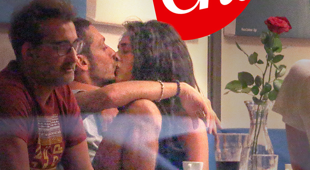 Valentino Rossi, il bacio con la nuova fiamma Francesca Sofia