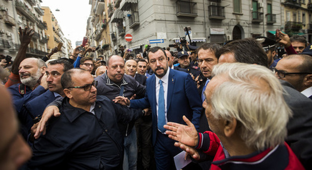 Il piano di Salvini: «Dopo due mesi distruggerò i motorini sequestrati»