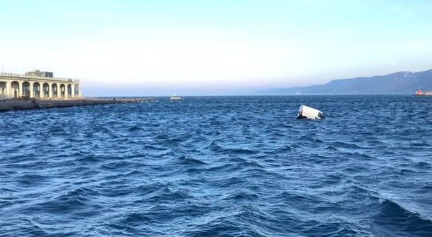 Raffiche di Bora, dimentica di tirare il freno a mano: torna e il furgone galleggia in mare
