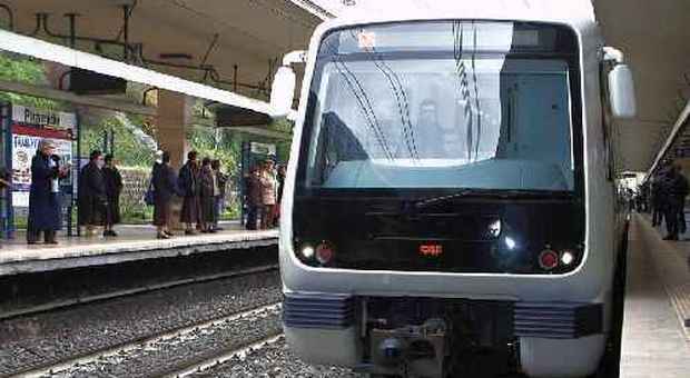 Donna investita da un treno sulla linea del Leonardo Express: ritardi