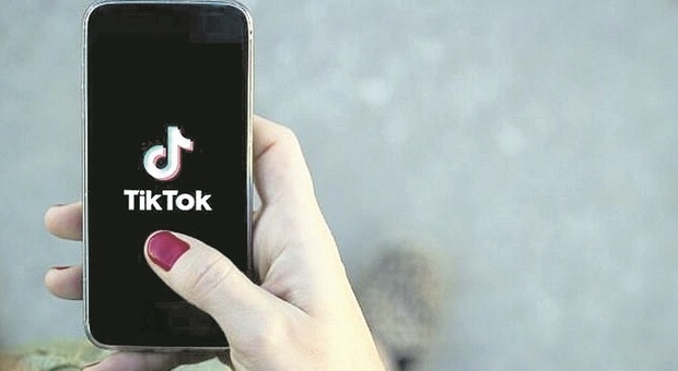 Insulta e minaccia su TikTok la nuova compagna dell'ex marito: condannata, dovrà anche pagare i danni