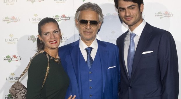 Andrea Bocelli tra la moglie Veronica Berti e il figlio Matteo al Celebrity Fight Night