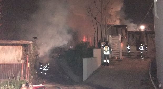 Brucia un deposito auto: colonna di fumo, evacuate le case