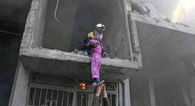 La bambina con il pigiama rosa è l'immagine simbolo della tragedia di civili a Ghouta