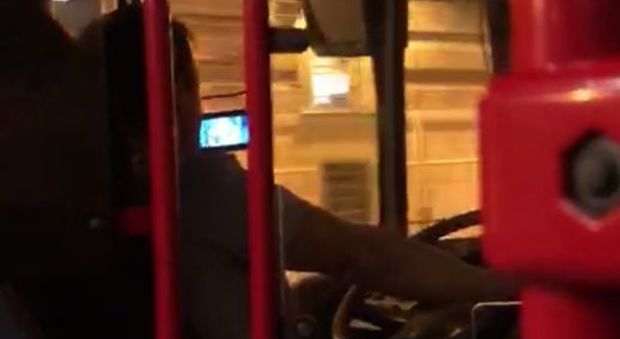 Roma, autista Atac guida il bus guardando un video sul telefonino