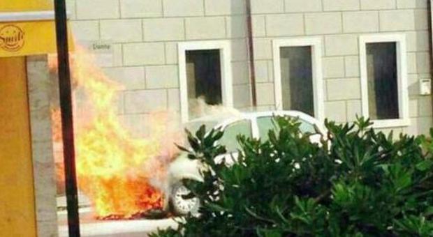 L'auto prende fuoco vicino a scuola: evacuati gli studenti del liceo Bocchi