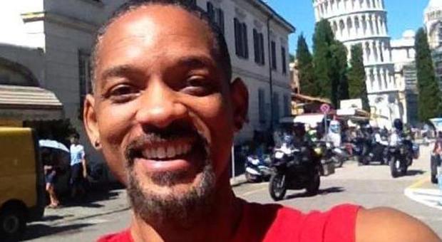 Will Smith turista vip: vacanze in Toscana e selfie con la Torre di Pisa