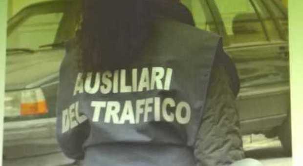 Umiliazioni ad una donna ausiliare del traffico professionista condannato a 6 mesi