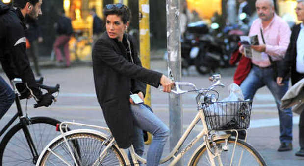 Giulia Michelini, shopping in bici prima di tornare sul set di "Squadra antimafia"