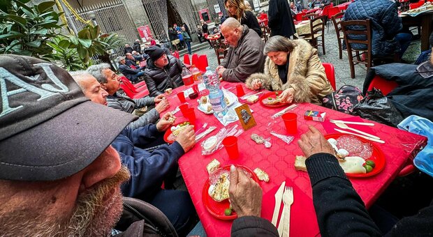 Il dramma dei nuovi poveri: niente regali per un italiano su 6, tre milioni chiedono aiuto per mangiare