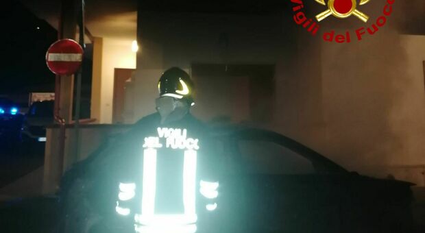 Salento, incendiata l'auto di un dirigente comunale: il professionista ha sporto denuncia ai carabinieri